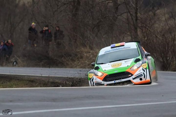 heureusement La Ford Fiesta a de (très) grands débattements de suspensions!